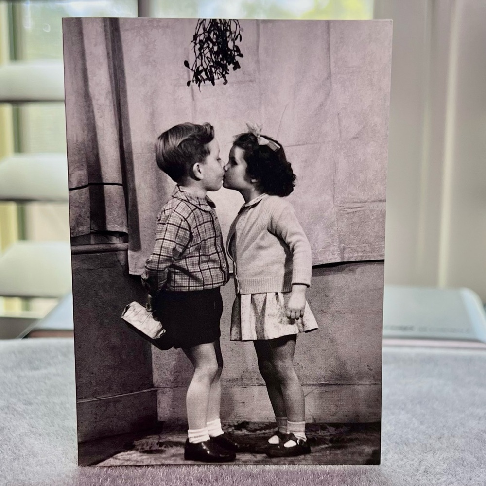 USED-Retro Galison NY Christmas Cards Box of 19 Mistletoe Children Black …